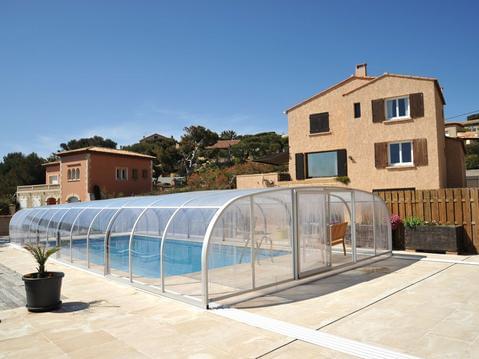 Grande maison avec jardin et piscine couverte