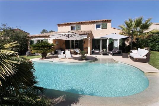 Elegante villa au calme avec jardin et piscine