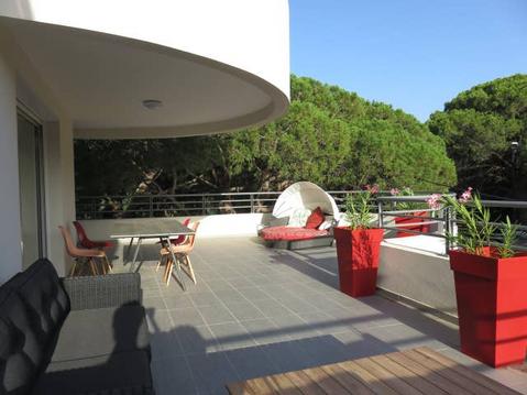 Appartement-villa design neuf à 150m de la plage