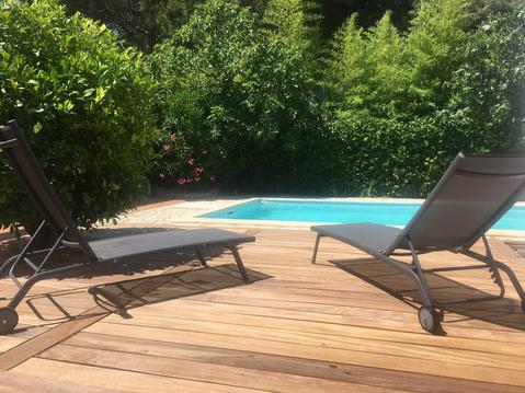 charmante villa : suite parentale vue sur piscine.