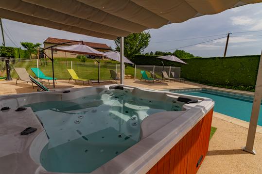 SARLAT: maison clim piscine chauffée jacuzzi linge