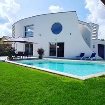 Maison moderne avec piscine privative